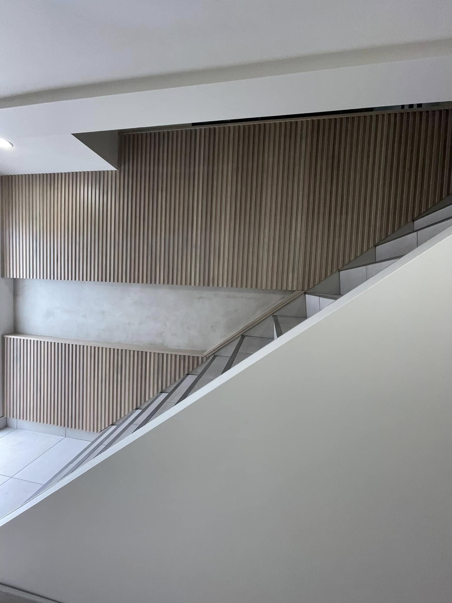 Travaux de peinture extérieure sur façade de bâtiment commercial à Lévis