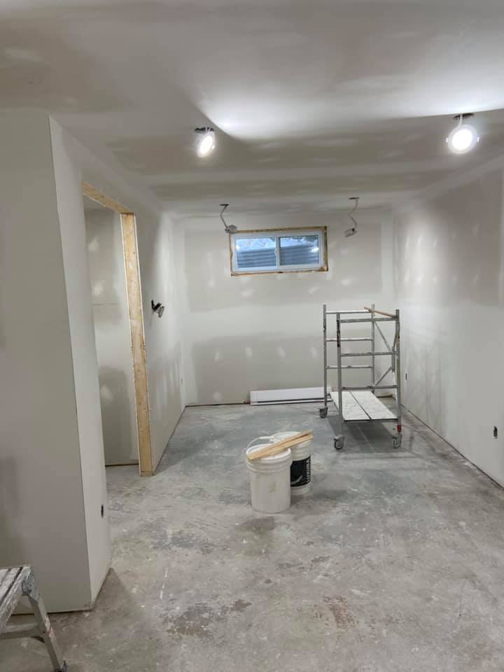 Application de peinture sur plafond par un entrepreneur peintre à Québec