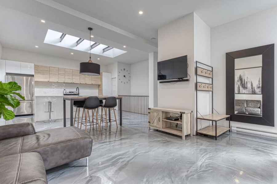 Peintre en bâtiment à Saint-Georges appliquant une couche de peinture blanche