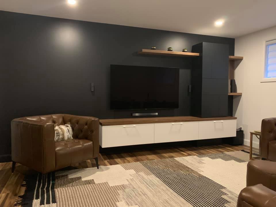 Peintre professionnel utilisant un rouleau pour peindre un mur intérieur à Saint-Lambert-de-Lauzon