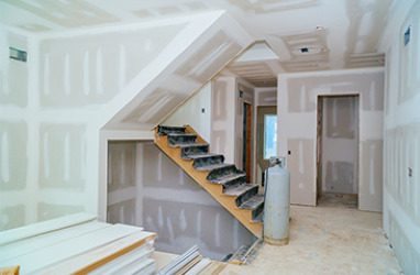 Application de peinture sur plafond par un entrepreneur peintre à Sainte-Marie