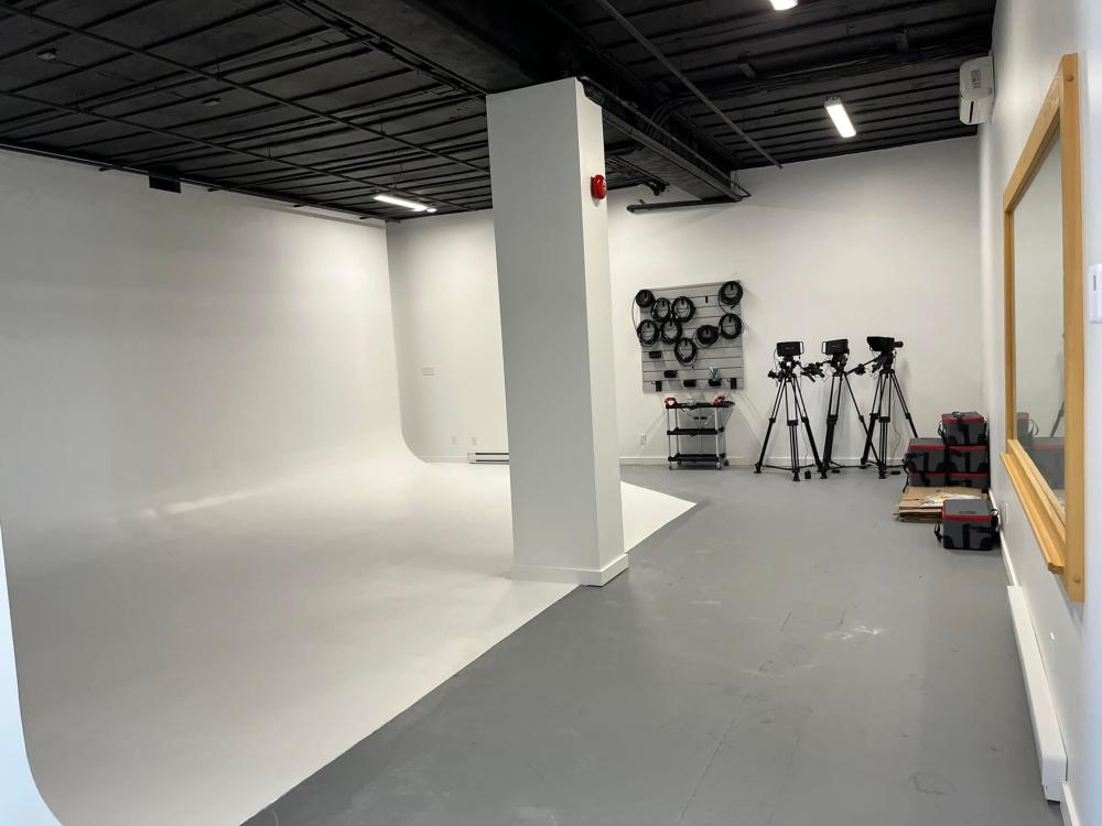 Peintre professionnel utilisant un rouleau pour peindre un mur intérieur à Thetford-Mines