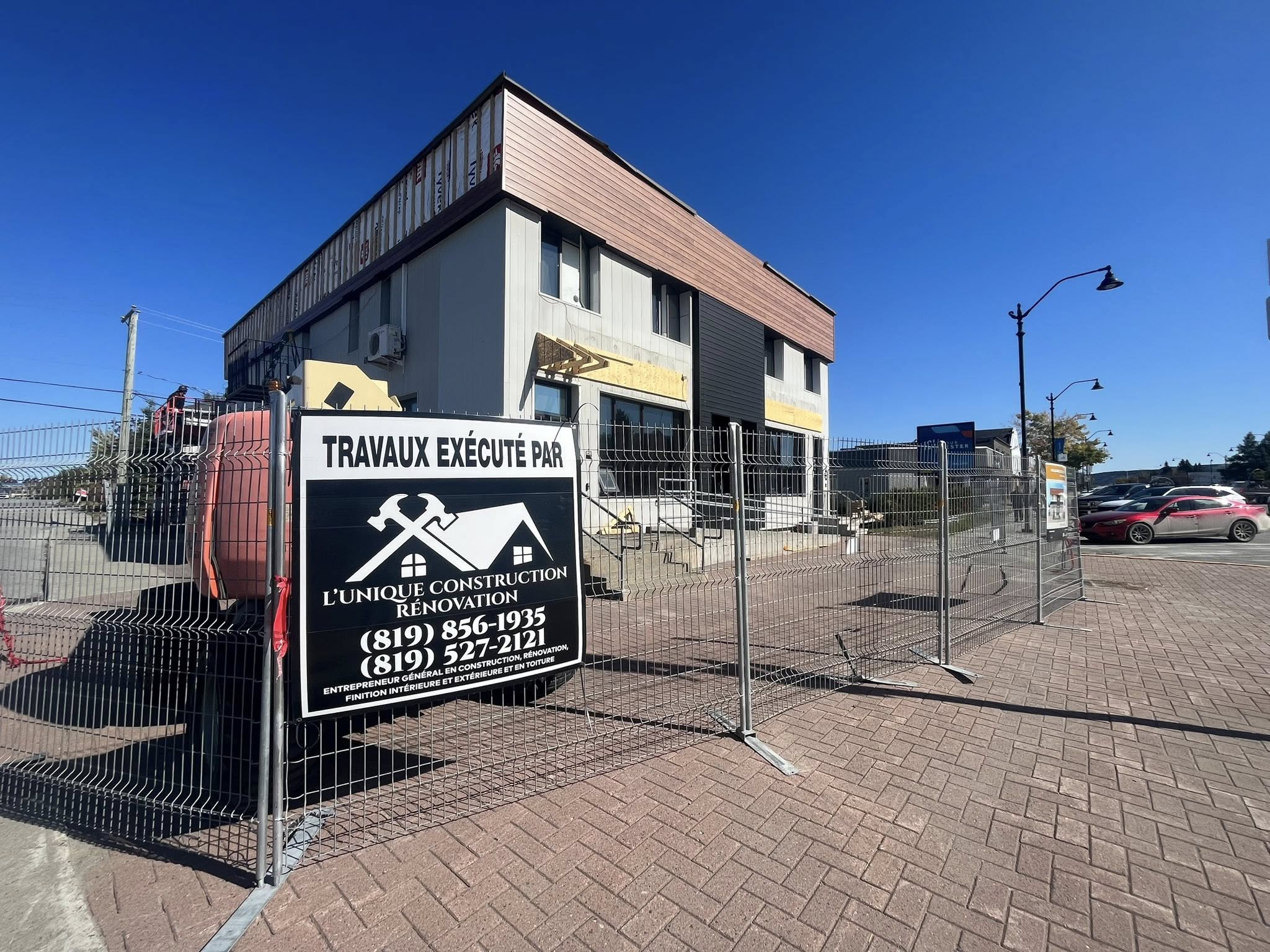 Peintre en bâtiment à Val d'Or appliquant une couche de peinture blanche