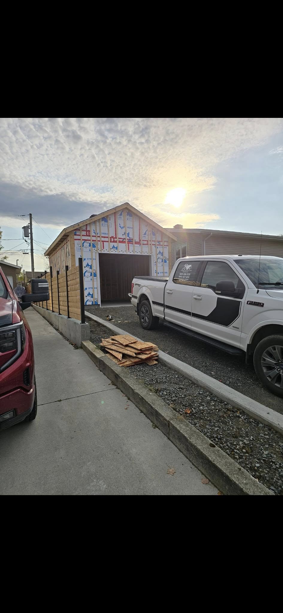 Travaux de peinture extérieure sur façade de bâtiment commercial à Val d'Or