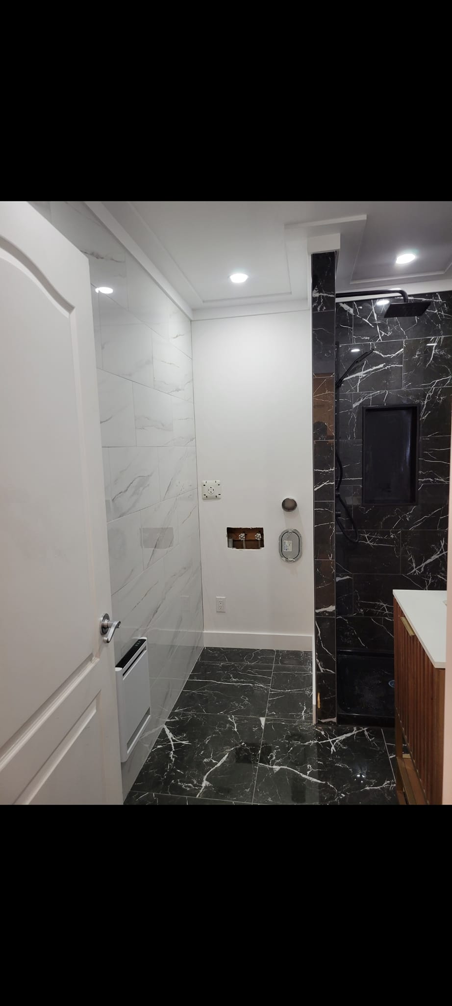 Application de peinture sur plafond par un entrepreneur peintre à Val d'Or