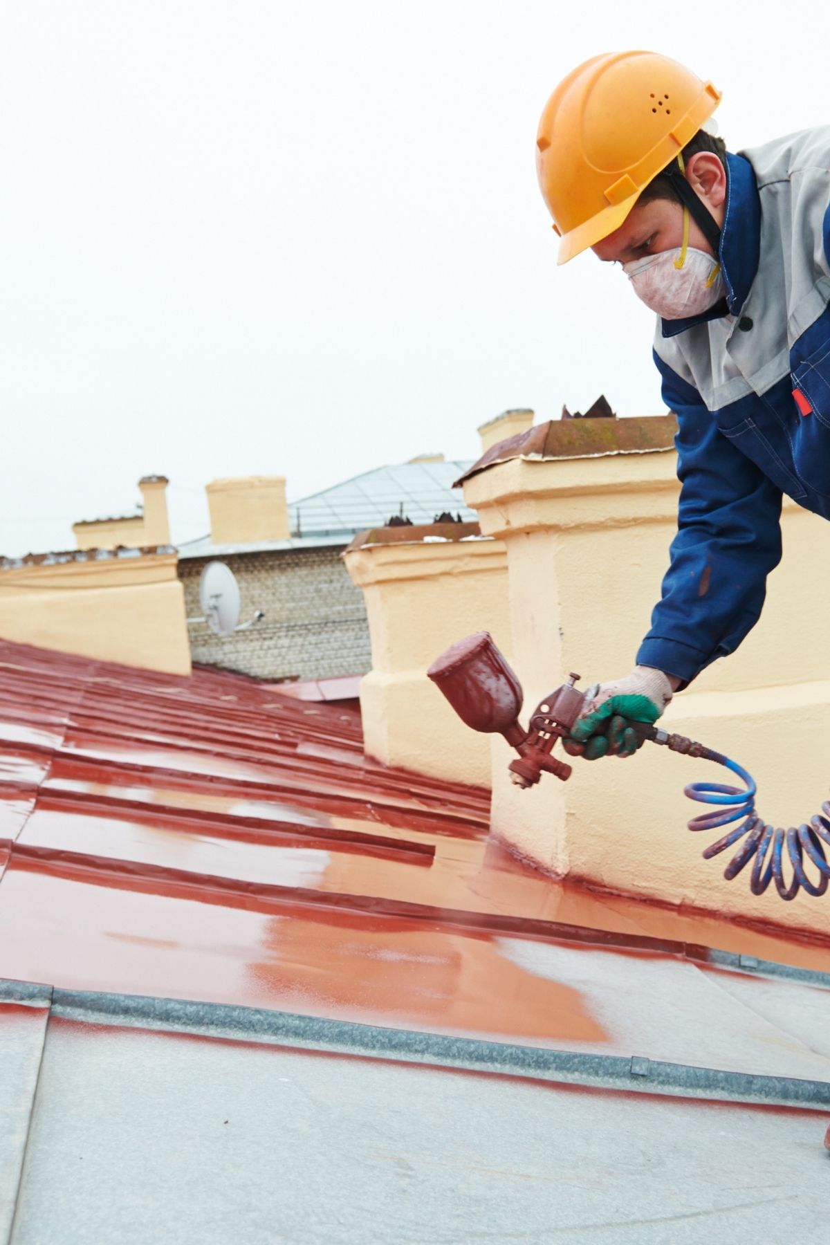 Travaux de peinture extérieure sur toit commercial au Saguenay-Lac-Saint-Jean
