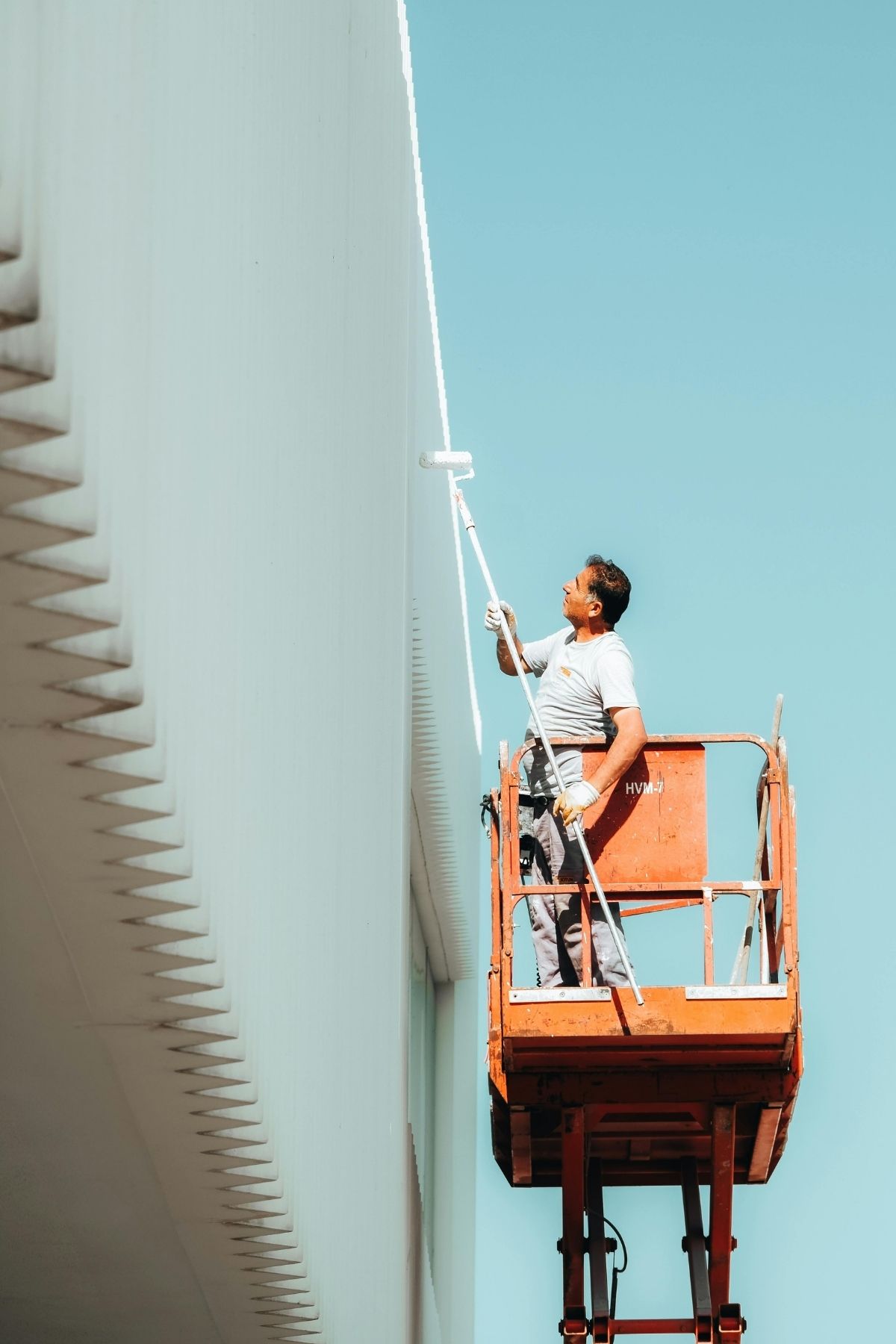 Application de peinture sur plafond par un entrepreneur peintre dans le Centre-du-Québec
